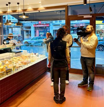 Une équipe TV nous a suivis dans notre quotidien de fromagers.
Ne manquez pas cela dans Hors Cadre sur @bx1_actu ce vendredi à 19h !
 🎥 Coulisses, artisanat et passion au rendez-vous ! Un reportage de @arnaud_bruckner et @foldefluo