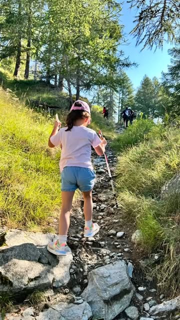 Chaque année, pendant nos vacances, nous partons à la rencontre de producteurs passionnés.
Cette fois, direction La Tchavana, en Vallée d’Aoste, pour découvrir la fabrication de la véritable Fontina DOP d’alpage. 🧀⛰️
Derrière chaque fromage se cachent un terroir, des femmes et des hommes passionnés, et un savoir-faire authentique. C’est cette passion que nous aimons partager avec vous. #latchavana #fontinadop #fontinadalpeggio #valledaosta #fromage