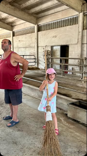 Mercredi, nous étions à nouveau en visite chez un producteur d’exception : Caseificio Adorno 🇮🇹
Producteur du célèbre Roccaverano DOP, l’unique fromage italien DOP traditionnel élaboré à 100 % avec du lait de chèvre.
Un fromage rare et authentique, au lait cru, issu de races caprines locales, qui représente à merveille le savoir-faire artisanal et le terroir du Piémont.