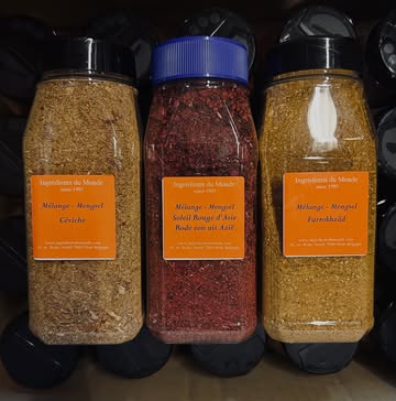 #ingredientsdumonde #since1991 #spiceblends

 Deux nouveaux Mélanges d’épices, auquel nous travaillons depuis des semaines pour fêter les 35 Ans d’Ingredients du Monde.

 Le premier « Mélange Farrokhzâd » autour de la cuisine persane: safran, citron Omani, curcuma, fenugrec, poivre et épices pour réaliser les ragoûts et plats de viandes.

 Le second Mélange Ceviche pour le poisson, composé de différentes épices bien citronnées et acidulées, composé du Piment doux péruvien Aji Amarillo, gingembre, oignons, ail, épices.

 Ces deux nouveaux mélanges d’épices se retrouvent dans nos Coffrets « Moyen-Orient » pour le premier et « Mexico » pour le second .

 Enfin, on revient sur notre Mélange Soleil Rouge d’Asie que vous avez beaucoup apprécié cet été, composé de poudre de fraise, Sansho vietnamien, hibiscus, Shiso japonais, …. Une nouvelle variante pour l’automne est en cours de réalisation autour des petits fruits de Laponie…