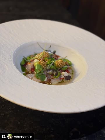#Repost @versnamur with @use.repost
・・・
Afgelopen zomer was onze ceviche van zeebaars, crispy aosa & yuzu zonder twijfel één van onze topgerechtjes. 🐟🍋

Fris, verfijnd en vol contrast — precies zoals we het graag zien. Een gerecht dat de zomer op het bord bracht en waar we met veel plezier op terugkijken.

Welke van onze zomergerechten herinner jij je nog? ✨

#ceviche #zeebaars #yuzu #aosa summerdishes❤️

Bedankt Sam 🔥🙏🔥