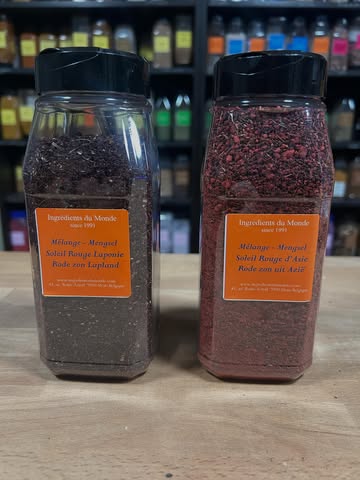 #ingredientsdumonde #since1991 #soleilrougelaponie

 Après le « Melange Soleil Rouge d’Asie » créé cet été que vous avez apprécié autour de la fraise, hibiscus du Sénégal, thé Rooibos d’Afrique du Sud , Sansho vietnamien, poivre rouge fermenté Kampot aux notes de fruits rouges, épices….

 Direction maintenant la Laponie et le Grand Nord pour notre Mélange « Soleil Rouge de Laponie » , composé de poudres de cassis et myrtille de cette belle région, poivre vert fermenté de Kampot, Sansho vietnamien, sapin baumier du Québec de notre Ami @cyrilgonzales , genévrier et épices pour des notes étonnantes pour vos plats de viandes et gibiers.

 La semaine prochaine, on vous propose quelques condiments idéals à associer à ce nouveau mélange d’épices… Enjoy

🙏🔥🔥🔥🙏