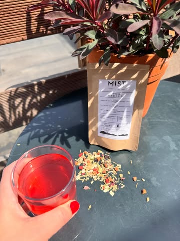 Sunny Sundays call for something refreshing ☀️

Meet our newest blend ‘Summer Glow’ — specifically crafted to be enjoyed as the perfect iced tea.
A delicious balance of sweet strawberry pieces and the fresh, uplifting notes of verbena, lemon grass and mint creates a smooth and vibrant taste made for warm days. 🍓🍃

Serve it ice-cold, soak up the sunshine, and sip into summer.

🧊💛 #IcedTeaSeason #SummerBlend #TeaLovers