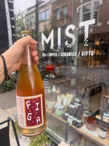 ⚡️NEW NEW NEW - @figa_kombucha Kombucha X MIST Red Oolong tea ⚡️

A few months ago, Yassine from @figa_kombucha in Antwerp reached out to tell us he had brewed a kombucha using our Roasted Red Oolong tea 🌿
A few weeks later, we had the chance to visit the brewery and taste it for ourselves.

All kombucha we tasted were delicious, but we’re always especially proud when a tea we sourced directly from our beloved producers in Taiwan is transformed into something completely new 🙏💙

This Red Oolong has been part of the MIST collection for years. It is carefully produced by Chien and his family in Luye, Taiwan, who have won several awards with this tea, including in Europe. They even visited our shop in Mechelen once, as you can see in one of the photos ❤️

Come taste the kombucha during this Braderie weekend!
We have a limited number of bottles ready! 🍾
Want to make sure there’s a bottle waiting for you? Send us a message now to reserve yours! 🎈