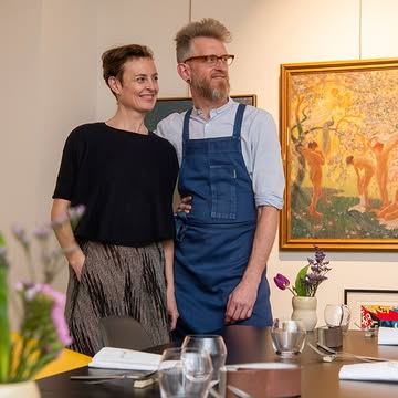Het befaamde Brusselse sterrenrestaurant @humushortense, één van de beste plantaardige restaurants van de wereld, strijkt de komende weken neer in Antwerpen. In hun historische pand in Elsene wordt momenteel een nieuwe keuken geïnstalleerd. En van die periode maken @nicolasdecloedt.chef en @carolinebaerten gebruik om te komen toveren met groenten in een pop-up bij veilinghuis @bernaerts.auctioneers op het Zuid in Antwerpen. In samenwerking met Antwerpse zaken zoals @albumantwerpen, @andyroasters @debloemerie en @belgischesaffraan.

~Link Gva.be in bio

📷 @janvanderperre, @bertprovoost84