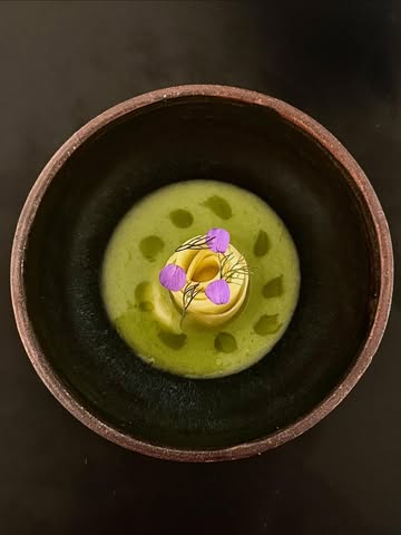 [#Anvers #humusxhortense #popup #bernaertsauctioneers #plantbasedfinedining]

Déjà en 2015, on écrivait que Nicolas Decloedt était la futur star de la cuisine des légumes en Belgique… Cette année-là, il recevait encore chez lui, dans sa maison d’hôtes de Jette. Depuis, avec son épouse et étroite collaboratrice Caroline Baerten, ils en ont fait du chemin… Installés dès janvier 2017 à Ixelles, dans leur restaurant boudoir à l’esprit baroque, Humus x Hortense, ils proposent une fine gastronomie végétale que le monde nous envie…
Le restaurant a en effet été récompensé par une étoile Michelin en 2023, après une étoile verte en 2021, d’un 16,5/20 au Gault&Millau, et a été élu 10e meilleur restaurant de légumes au monde par le guide belge We’re Smart.
Le temps de quelques travaux, du 19 mars au 4 avril, ils ont installé leurs fourneaux dans la salle des ventes Bernaerts dans le quartier Zuid à Anvers. Un lieu qui correspond à merveille à leur sensibilité artistique.
Assis sur de jolie chaises design, on a dégusté une dizaine de propositions toutes plus bluffantes les unes que les autres. Coup de coeur pour cette rose de pommes de terre servie avec une crème d’amande et d’ail des ours, pour ce tempeh maison au quinoa belge très umami avec un laquage aux poireaux rôtis et une sauce acidulée à la sauge, pour ce bouillon intense réalisé avec du safran local @belgischesaffraan, ou encore pour ce dessert incroyable autour du champignon (le fudge de champignon c’était clairement LA découverte de la soirée!).
Tandis qu’on a comme d’habitude été bluffé par les boissons botaniques de Caroline Baerten, précises et originales.
N’hésitez pas à réserver si vous voulez goûter à des créations végétales uniques immergés dans des oeuvres d’art…

Lunch 200€ ou dîner 235€ avec les cocktails botaniques. Infos et réservation www.humushortense.be 25 Museumstraat, Bernaerts Gallery, 2000 Anvers.