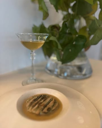Dish with mushrooms from @_maisonchampignon_ and pakchoy from @mondedesmillecouleurs

Botanical drink with cardamon and cloves infusion

@humushortense
#botanicalgastronomy #bestvegetablesrestaurants #plantbasedfinedining