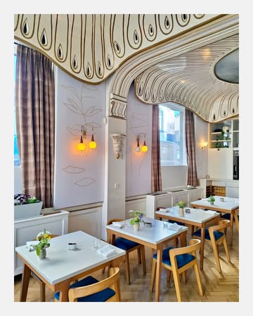 Bij het legendarisc@humushortense in Brussel draait alles om kwaliteit zonder verspilling. 🌿✨

Diezelfde filosofie vormde de rode draad tijdens de renovatiewerken voor de heropening in april 2026.

Dankzij het circulaire karakter van onze systemen konden de zichtbare doeken van de akoestische panelen eenvoudig vernieuwd worden, zonder de volledige structuren te hoeven vervangen. Duurzaamheid in elk detail. ♻️

Onze akoestische wanden zorgen nu opnieuw voor een serene rust, zodat de botanische kunstwerken op de borden alle aandacht krijgen die ze verdienen. Gefocust genieten, in een ruimte die net zo in balans is als het menu.

#finediningbrussels #greenstar #michelinstar #humusxhortense #stiltedesign #interieurtips #akoestiekopmaat #circulairbouwen #duurzaamdesign #COUSTacoustics