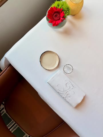 Une table dressée avec soin, une lumière douce, le calme avant le service.

C’est souvent là que commence l’expérience.
Dans cette attention discrète qu’on met chaque jour dans ce qu’on fait, pour que chaque moment passé @chaga.restaurant soit juste, sincère et raffiné.

Merci à celles et ceux qui prennent place à notre table et font vivre cette aventure avec nous. ✨

 #ChagaRestaurant #kevinlejeune #finediningrestaurant #brussels #arttable