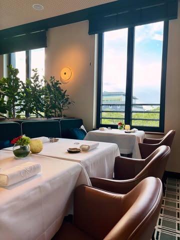 ✨ A warm welcome awaits in a refined yet relaxed atmosphere, where elegance meets comfort. The perfect setting to enjoy exceptional cuisine, meaningful conversations, and unforgettable moments.

@chaga.restaurant
