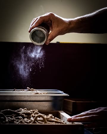 Wat ik het liefst doe?
Miso maken, echt wel!
Alles start met het laten ontkiemen van miniscuul kleine spoortjes, om die vervolgens te laten uitgroeien tot een mooi fluffy tapijt van heerlijk geurende schimmel.
En die schimmel, gekend als koji, zorgt ervoor dat een simpele boon kan transformeren tot miso!
Wondermooi om te zien hoe het strooien met wat schimmelsporen uiteindelijk kan resulteren in een heerlijke smaakmaker.

#indebanvandeschimmel #madewithkoji
#madeinghent #miso

📷 door @evy_ottermans