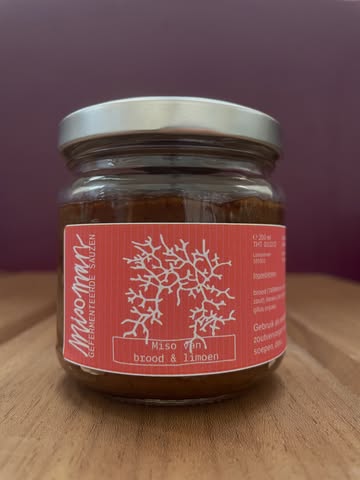 Mag ik jullie voorstellen: miso van brood & limoen.
Een variant op de klassieker miso van brood.
Als je deze proeft proberen zoet, zuur & umami elk op zich de favoriet van je smaakpapillen te worden. Maar de strijd blijft gelijk. De drie smaken zitten mooi in evenwicht. En nadat de strijd gestreden is trekt een klein kippenvelletje van kruin tot teen over je heen 🙂

Kom dit weekend proeven en kopen op de feestelijke braderij ter ere van het tien jarige bestaan van @akker_en_ambacht en @dekoergent !
