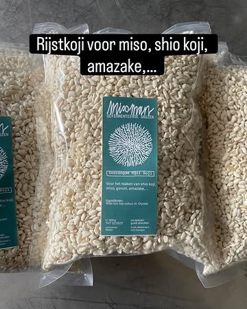 Op zoek naar rijstkoji?
De rijstkoji van Misoman is gemaakt van ronde Italiaanse bio rijst, op lage temperatuur gedroogd zodat de enzymen nog optimaal intact blijven.
Ideaal voor allerlei zotte culinaire fermentatie projecten!
Vanaf heden te koop bij @herbomont_ !!
#koji #zelfmisomaken #shoplocal