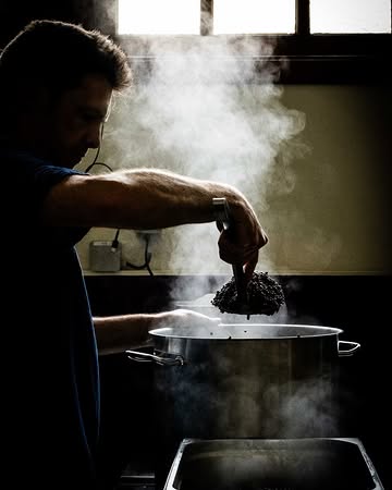 Al es gehoord van ‘de derde plek’?
Een plaats waar je ontspant en anderen ontmoet.
Mijn derde plek is mijn atelier in @kapelpetit
Een plek waar ik bonen, linzen en granen ontmoet. Waar ik kan mijmeren tegen schimmels, eetbare weliswaar 😉
Een plek waar hersenspinsels werkelijkheid worden …
#myceliumtalks #kojidreams

📷 @evy_ottermans