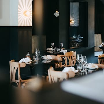 Petit recap du mois de Décembre chez Vilain :

- Il nous reste de la place le midi ainsi que ce vendredi 13, samedi 14 et samedi 21 décembre
- On est déjà complet pour le Vilain Bistrot du 27.12 mais on a encore de la place le 27 et 28 midi ainsi que 2 tables samedi 28.12 soir
- Vous pouvez passer commande pour notre menu traiteur du nouvel an jusqu’au 27.12 au plus tard 🤗

Rendez-vous sur www.vilainrestaurant.be
D’ores et déjà de belles fêtes à tous !