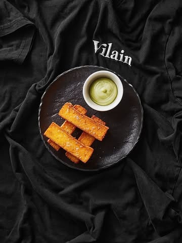 L’équipe de Vilain donne tout ces deux prochaines semaines pour vous sortir deux super menus traiteur à emporter afin d’embellir vos tables de fêtes 🥳 🍾 Les commandes sont clôturées pour le 24/12 mais il reste quelques jours pour commander le menu pour le 31/12 sur www.vilainrestaurant.be !

Les Vilains seront ensuite au repos jusqu’au 15 janvier prochain. Si on ne vous voit pas d’ici là, on tient à vous remercier pour votre fidélité tout au long de 2025 et à vous souhaiter tout le meilleur et surtout plein de vilaineries pour l’année à venir 😋 Prenez soin de vous et de vos proches !

À bientôt 👋🏻
Les Vilains