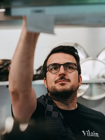 Les dispos de cette semaine chez Vilain:
- plusieurs désistements ce soir pour notre soirée after ski: terrine, gravlax, champignons, tartiflette, chiconiflette et desserts au génépi ou à la chartreuse au menu 🫠🤤
- une dernière grande table dispo demain soir
- cachette des vilains dispo vendredi soir
- disponibilités jeudi et vendredi midi

Infos et réservations dans le profil ou sur www.vilainrestaurant.be 🫰🏻