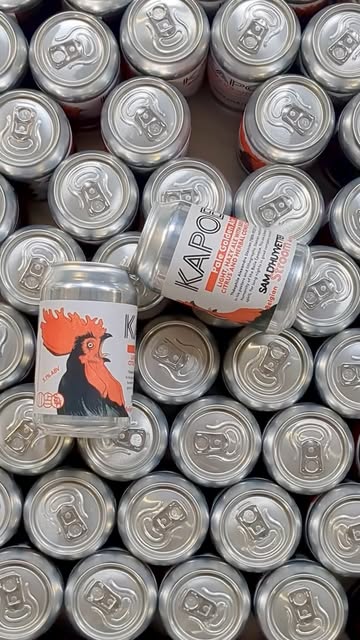 Meet KAPOEN. 💥
Een knipoog naar de klassieke chapon. Een tikkeltje volks, lekker rebels en geworteld in de keuken.

We zochten een naam en een smaak die klopt bij hoe ik kook: iets fris en lichts (5,1%) met genoeg hop-complexiteit om stand te houden bij het vuur. Oorspronkelijk zelfs geïnspireerd op het idee van kip op het spit of van de grill, maar eerlijk? T’es vooral een fris zomerpintje.

De blikken zijn gelabeld, de vaten staan koud en het logo zit erop. Vanaf vandaag officieel op tap en op blik bij BASK, Stroom Brewery en Taberna Bask!
#publiciteit