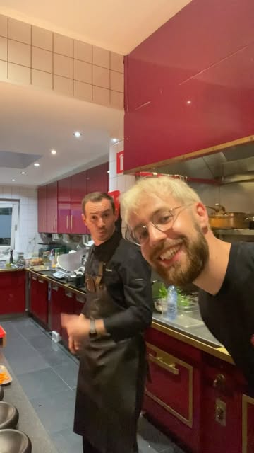@lespotesaufeu_bistronomie et Petit Pays, c’était deux soirs intenses… et c’est déjà fini 🥹
Mais j’ai essayé de voler quelques instants pour que vous puissiez vous imaginer l’ambiance.
C’était bien.

(Un troubadour a monopolisé tous mes plans 😂 J’espère que vous apprécierez le spectacle autant que moi !)
#restaurantnamur #cuisinedesaison #namur #local #namurbelgium