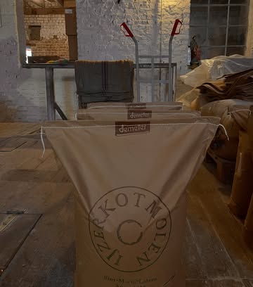 De IJzerkotmolen is Demeter-gecertificeerd en vermaalt graan van @kollebloem en @de_blauwe_spie. Landbouw en verwerking gebeuren in harmonie met natuur en mens. Elke stap gebeurt met respect voor bodem, plant en omgeving. @demeter_vlaanderen @demeterinternational