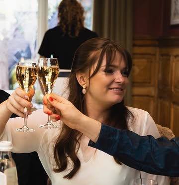 𝑯𝒂𝒑𝒑𝒚 𝑩𝒊𝒓𝒕𝒉𝒅𝒂𝒚 𝑬𝒎𝒊𝒍𝒚! ✌🏼🥂

Verjaren? Da’s geweun bewiezen daj al een joartje langer leute maakt. Santé❤️😉