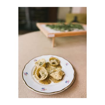 Binnenkort op de menu!

Pasta ‘Cibreo’ met Aradoa🐔 @maison_garat. Cibreo in zijn originele vorm is een oud (16e eeuws) Florentijns voorbeeld van nose to tail eten met de kam, levertjes, hartjes,…

Perzik, sesam Ispica, lavendel, 🍯 van imker Xavier.