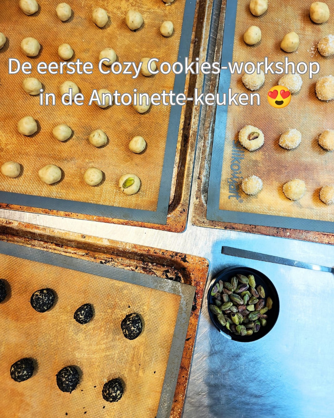 Zondag ging de eerste Cozy Cookies-workshop in het Antoinette-atelier door en dat het cozy was! 🥰

We maakten vier recepten in verschillende versies en de deelnemers gingen naar huis met dozen overvol lekkers! Maar nog belangrijker: ze gingen naar huis met het gevoel dat ze thuis de recepten konden namaken met ingrediënten die ze al in hun kasten hebben liggen 😄

We sparden over smaakjes, werkten verschillende varianten uit en bespraken ingrediënten en de opbouw van de receptuur. Ik deed zelfs zelf ook nieuwe ideetjes op 🫣

Kortom, het was een gezellige boel en ik heb héél veel zin om nog groepjes te mogen verwelkomen én om der resultaten te zien van de workshoppers die al koekjes zijn komen maken 😍

Ik heb nu dan ook nieuwe data opengezet voor workshops in november!
Boeken kan via www.antoinette.store/shop, je klikt door op "workshops" en boekt daar de datum die jou uitkomt 🥰

Kom jij mee koekjes leren bakken?
Ik kijk er alvast naar uit!

Lieve groetjes,
Silke

#veganbakken #veganbaking #veganworkshops
