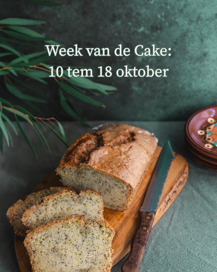 Naar jaarlijkse gewoonte organiseert @bakkersvlaanderen in oktober de Week van de Cake: hét moment om te stoefen met een van de meest geliefde klassiekers 😍

Ondertussen hebben we bij Antoinette onze eigen Week van de Cake-gewoonte, namelijk onze proefdoosjes 🥳
In één doosje kan je 8 verschillende plakjes cake kopen, ideaal om een proeverij te houden of om je vriezer te vullen met kleine zoetjes 🥰

Ook dit jaar bevat ons proefdoosje een mooie mix van klassieke smaakjes en speciallekes: vanille, chocolade, marmer en appel-kaneel krijgen het gezelschap van citroen-maanzaad, lavendel-bosbes, mango-chili en pumpkin spice met hazelnoot 😄 Als dat geen feest is!

Je kan je doosje vooraf bestellen via de webshop (www.antoinette.store/shop, doorklikken op "gebak om af te halen" en daarna op "cake") en komen afhalen op 10, 15, 16 of 17 oktober tijdens de openinsuren én op 18 oktober tussen 9:00 en 10:00.

Tijdens Week van de Cake ligt de vitrine extra vol met cakes, dus je kan ook je eigen doosje komen vullen in de winkel 🥳

Zie ik je dan?

Lieve groetjes,
Silke

#bakkersvlaanderen #weekvandecake #vegancake