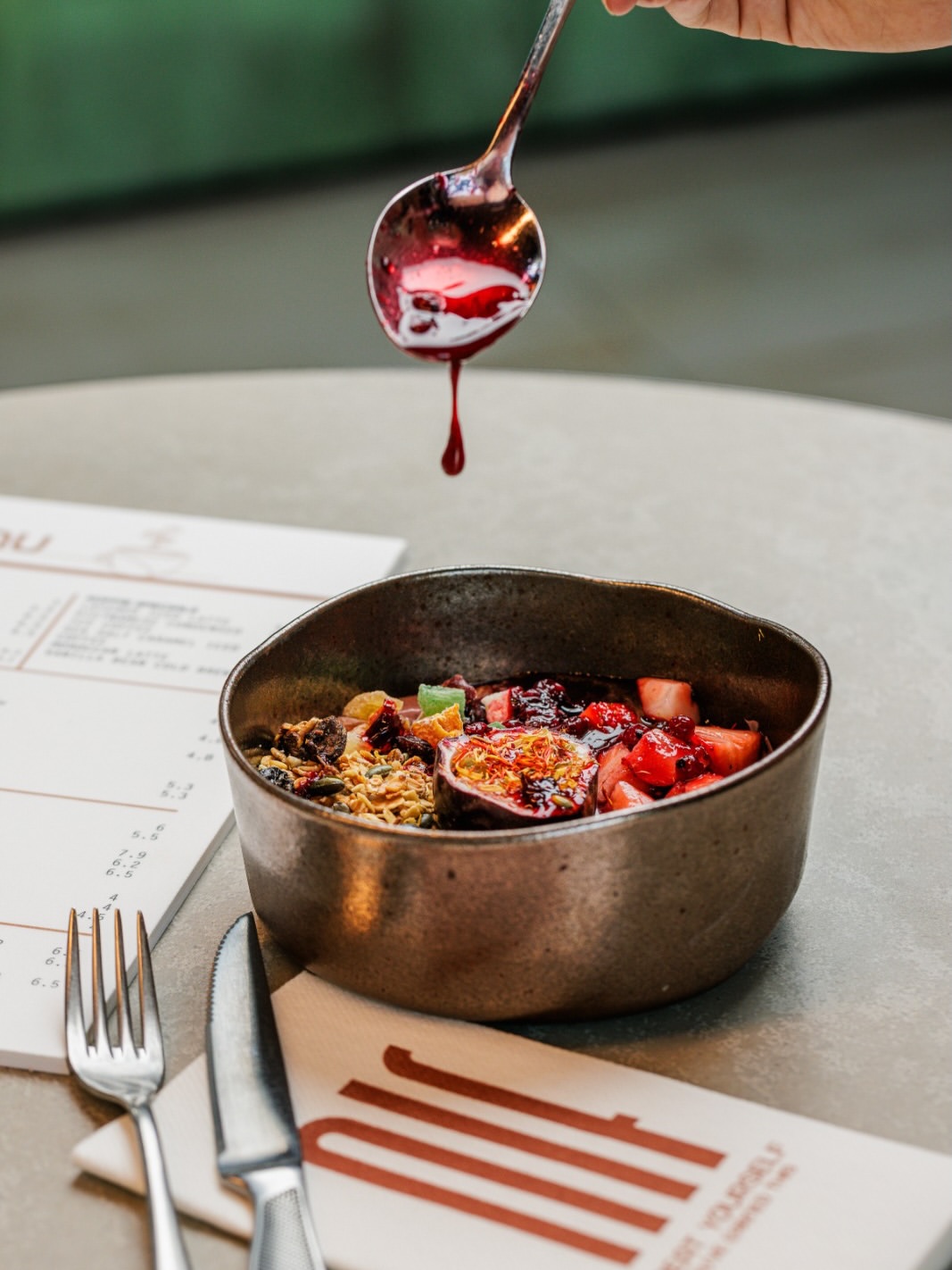 Eén plaats, ander moment, ander ritme. Overdag een gezond ontbijt of lunch, ‘s avonds samen rustig gastronomisch genieten van chef Radu zijn gerechten.

Swipe voor de avond.