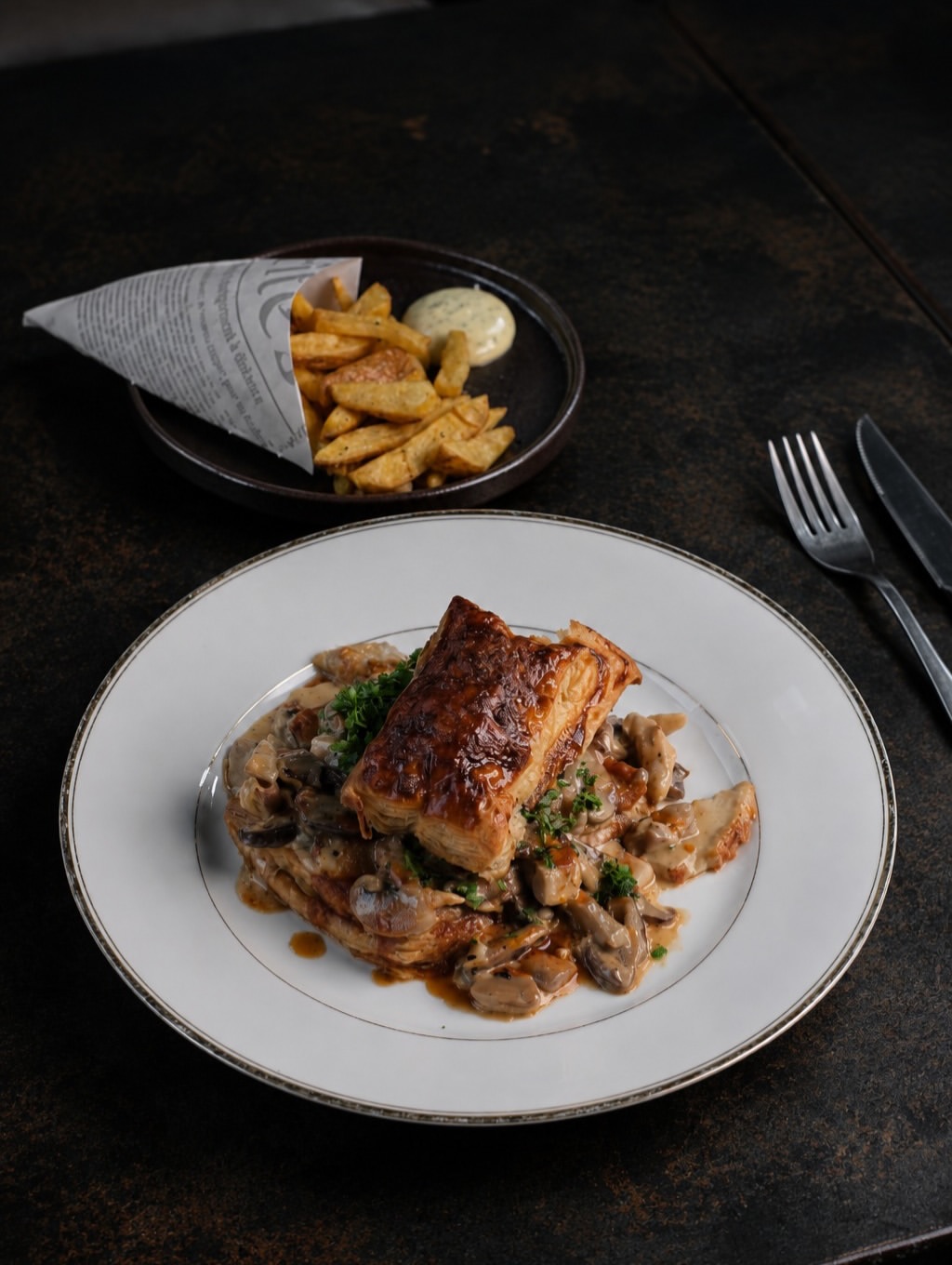 Nieuwe week, nieuw menu! Eén gerecht blijft een zekerheid: onze Vol-Au-Vuur🔥. Artisanaal gemaakte vidée, van gegrilde zwartpootkip. En ja.. daar horen uiteraard ook zelfgemaakte frieten bij❤️