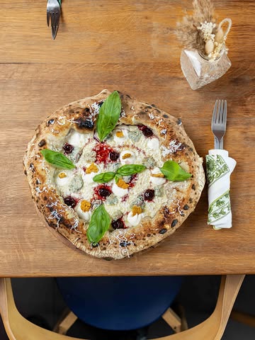 Chez Biga, le sucré-salé, ce n’est pas une tendance. C’est presque devenu une signature.

À chaque saison, on imagine une pizza qui marie des fromages de producteurs, avec du caractère, et une petite touche sucrée qui vient tout changer.

Des confitures réalisées avec des fruits du Vésuve 🌋ou des récoltes belges, locales et de saison. Toujours avec le même objectif : trouver l’équilibre parfait entre le goût franc du fromage, la douceur du fruit et une pointe d’acidité.

Et on sait que les amateurs de sucré-salé sont nombreux par ici. 😉

Pour notre prochain menu : figue, poire belge, abricot du Vésuve… ? Avec quelle confiture aimeriez-vous que l’on associe nos fromages de producteurs ?

Hâte de te lire en commentaire 🫶
