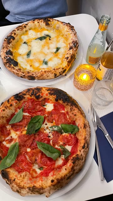 Ma troisième fois chez @pizzeriabiga et clairement pas la dernière. Elle fait partie du top 3 de mes pizzerias préférées de la capitale. Non seulement ils ont des combinaisons de saveur dingues mais les pizzas y sont aussi super digestes, et ça j’adore. Une pépite - invitation #pizzeria #pizza #brusselsfood #bxlfood #italianfoodporn