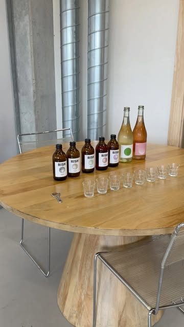 Pour bien raconter un produit, il faut d’abord rencontrer celles et ceux qui le font vivre.

Cette fois, toute l’équipe Biga a quitté le restaurant pour pousser les portes de l’atelier de production de @rish.lab , à Anderlecht.

Nouné nous a partagé chaque étape de fabrication avec la passion et la conviction de celles et ceux qui savent exactement pourquoi ils font les choses. Nous avons découvert, goûté, posé beaucoup de questions… et surtout passé un très beau moment ensemble.

Leurs kombuchas et pét-nats naturels sans alcool, on les aimait déjà. On les aime encore davantage maintenant que l’on connaît les gestes, les matières premières et les personnes qui se cachent derrière chaque bouteille. Des boissons vivantes que l’on adore vous faire découvrir et associer à nos pizzas comme à nos desserts.

Chez Biga, aller à la rencontre de nos producteurs fait pleinement partie de notre manière de travailler. Surtout lorsque ces beaux projets naissent à quelques kilomètres de chez nous.

On aime le local.
On aime l’artisanal.
On aime quand ça fermente, quand ça pétille, quand ça vit.
Et on aime sortir du restaurant en équipe pour vivre des moments comme celui-ci.

Merci Nouné et toute l’équipe Rish pour votre accueil, votre générosité et le temps que vous nous avez consacré. 🫶

Et vous, vous avez déjà goûté leurs créations chez Biga ? 🥂