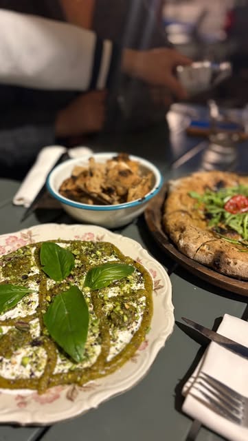 (p u b / invitation) - Une pizza doublement récompensée ? Ça se passe chez @pizzeriabiga à Schaerbeek 🍕 Meilleur pizzaïolo d’Europe et dans la sélection « Excellent Pizzerias » du 50 Top Pizza Europa 2026 ✨ et oui oui c’est pas rien, et ça se sent direct que c’est mérité!

Ici on mange des pizzas, mais pas que ! Et surtout on privilégie les produits locaux : petit producteur, ferme wallonne, même les boissons sont choisies minutieusement 🥂

Je vous recommande la stracciatella au pistache de Bronte AOP, un délice pour bien s’ouvrir l’appétit 🤤 et puis place aux pizza, au choix : classique ou signature ?
Nous on s’est tourné vers des créations de l’équipe avec la Fresca : courgettes, stracciatella, zeste de citron, et aussi la Pistacchiosa : pesto de pistache de Bronte AOP, Fior di latte et stracciatella de Jersey et toujours plus de pistaches de Bronte AOP 🌿 on a même pris la pizza du moment avec des pommes de terres vitelottes bien croustillantes et un pesto d’ail des ours 🌱 et on s’est régalé !!
La pâte à un goût unique avec son mélange de différentes farines , attention secret de la maison 🤫

Alors, prêt à goûter la meilleur pizza de chez nous ?

#pizzeriabiga #schaerbeek #pizzabrussels #brusselsfood #cookwithelsa