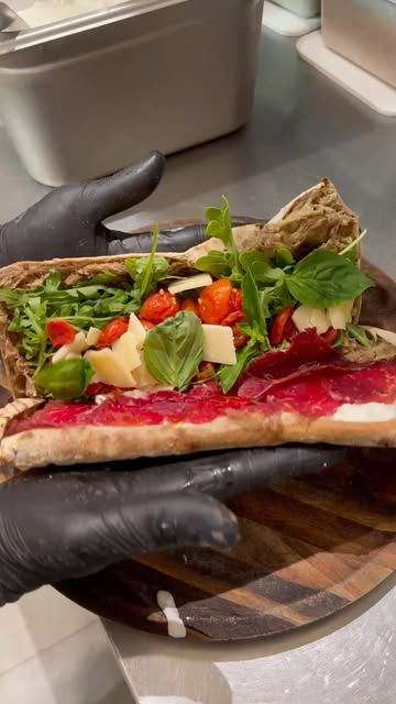 POV : il est midi et tu sais exactement ce que tu veux manger. 🤌

Salvatore prépare ton panuozzo minute : un pain artisanal, chaud et légèrement croustillant, garni de produits frais et généreux. Chaque commande est réalisée à la minute, juste avant d’être dégustée.

Une offre exclusivement disponible le midi, pour transformer ton lunch en vraie pause gourmande. Sur place ou à emporter.

Pour réserver ton panuozzo, appelle-nous dès 11h30. Parce qu’à l’heure du lunch, mieux vaut ne pas laisser le dernier te passer sous le nez. 🔥

📞0472906833
✨12h00 à 14h00

#pannuozzonapoletano #bruxellesfood #lunchtime #foodies