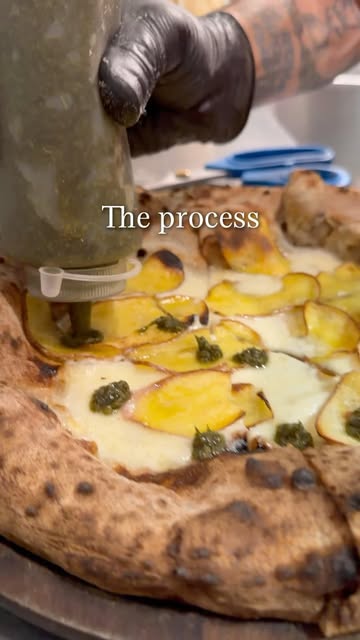 🌋On avait envie d’une pizza végétarienne avec du caractère. Alors on a mis la pomme de terre en fines tranches, du pesto d’ortie et d’ail des ours, et des chips bleues à la sortie du four pour que ça croque aussi.

Voilà comment est née l’Ortica Croccante 🌿

Tu viens la goûter ? Dis-nous ce que tu en penses 👇

#BigaSchaerbeek #PizzaVegetarienne #PizzaBruxelles #schaerbeek