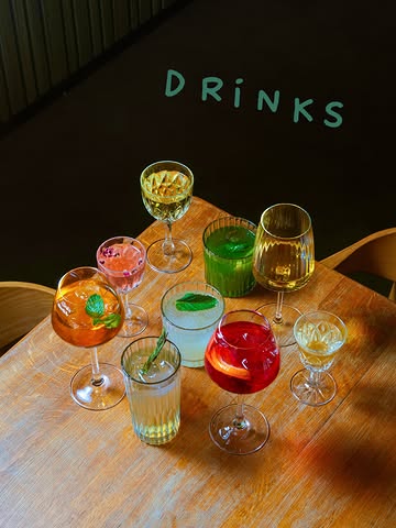Chez Biga, on aime prendre soin de ce qu’il y a dans vos verres aussi 🍸

Pour nos boissons 0 %, on a choisi des créations d’artisans belges et bruxellois qui travaillent les saveurs avec finesse. Des boissons qui ont du caractère, de la profondeur, et qu’on prend plaisir à découvrir tout au long du repas.

Derrière ces verres colorés, il y a du savoir-faire, de la recherche et des gens passionnés. Tout ce qu’on aime vous faire découvrir à notre table.

Vous avez déjà votre préférée ? 😉

📍 Biga — 18 place Colignon, Schaerbeek

#Biga #Schaerbeek #SansAlcool #ArtisansBelges #BrusselsFood