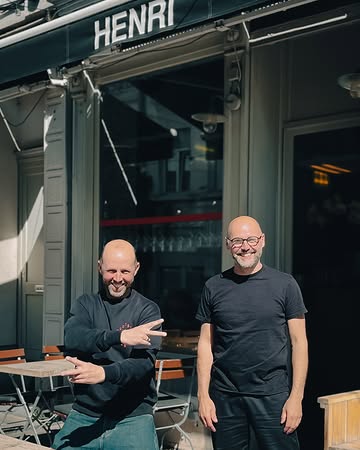 Henri ❤️

« C’est qui Henri ? »
C’est près de 20 ans de passion portés par Jurgen et Sven Campens, deux frères, fils de boucher, anciennement connus sous le nom de Boucherie Roger à Beersel. Ils ont construit une adresse devenue une véritable institution bruxelloise.

Pour moi, c’est bien plus qu’un restaurant. C’est là que j’ai trouvé ma passion pour le métier de serveuse, que j’ai appris, évolué, et où je me suis sentie chez moi bien avant Tips from a Waitress.

Alors c’est très précieux de les avoir à nouveau à mes côtés pour Chaud Boulette ❤️
@restohenri offrira un prix au gagnant du jury professionnel cette année.

Un lieu construit sur la constance, la qualité et le cœur, avec des classiques belges parfaitement maîtrisés et une carte des vins dans laquelle on pourrait se perdre.

Merci pour votre soutien, depuis le premier jour.

————-

Henri ❤️

“Wie is Henri?”
Dat is bijna 20 jaar passie, gedragen door Jurgen en Sven Campens, twee broers en zonen van een slager, vroeger bekend als Boucherie Roger in Beersel. Ze hebben een zaak opgebouwd die is uitgegroeid tot een echte Brusselse instelling.

Voor mij is het zoveel meer dan een restaurant. Het is de plek waar ik mijn passie voor het vak van serveerster heb ontdekt, waar ik heb geleerd, ben gegroeid en waar ik me thuis voelde, lang vóór Tips from a Waitress.

Daarom betekent het veel voor mij om hen opnieuw aan mijn zijde te hebben voor Chaud Boulette ❤️
@restohenri schenkt dit jaar een prijs aan de winnaar van de professionele jury.

Een plek gebouwd op constante kwaliteit en vakmanschap, met perfect uitgevoerde Belgische klassiekers en een wijnkaart waarin je kunt blijven ontdekken.

Bedankt voor jullie steun, vanaf het allereerste begin.