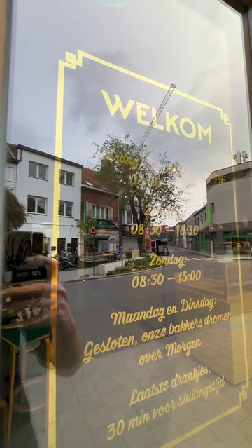 De openingsuren van @morgen.bakkerij kregen een kleine update door @letterknecht.be – Van een geprint A4-tje naar een stijlvol ontwerp, handgeschilderd en met 23 karaats bladgoud belegd.

#signpainting #letterschilder #sourdough #bakery #goldleaf