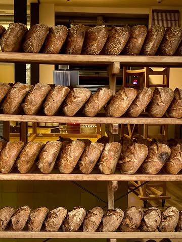 Beste klanten,

We merken dat er soms vragen zijn over onze openingstijden in het weekend. Daarom willen we graag uitleggen waarom we bewust kiezen om pas om 8u30 te openen op zaterdag en zondag.
In het weekend starten we om 5 uur ’s morgens, zodat alles vers en op tijd klaarstaat voor opening. Vroeger openen zou betekenen dat we ook vroeger aan de werkdag moeten beginnen. Voor ons is het belangrijk dat ook bakkers een sociaal en gezinsleven kunnen hebben — iets wat in onze sector vaak moeilijk combineerbaar is en mee verklaart waarom zoveel mensen het beroep op een bepaalde leeftijd verlaten. Door om 8u30 te openen, proberen we een wankel evenwicht te bewaren tussen werk en privé.

Daarnaast zijn de uren vóór opening voor ons net de drukste momenten van de dag. Dan wordt alles afgewerkt en klaargezet, en krijgt het winkelteam nog een briefing over het assortiment, nieuwe producten en praktische zaken van die dag. Net zoals in de meeste andere winkels is het daarom niet haalbaar om klanten te bedienen vóór openingstijd.

We doen ons werk elke dag met veel liefde en passie, en proberen dat iedereen met een goed gevoel de winkel verlaat.
We hopen op jullie begrip, en hopelijk tot binnenkort! ❤️