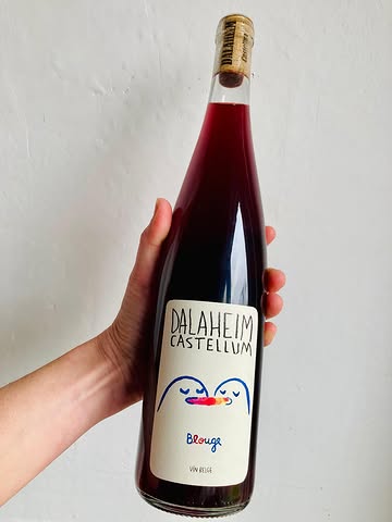 NEW NEW NEW

Bonjours à tous,

C’est le moment de vous dévoiler les 2 petits nouveaux chez Dalaheim. 😃

1) Le Blouge 2024 : Assemblage de Cabernet Jura, Muscaris et Solaris. 10% un vin au arômes de fleurs de sureau et au goût de fraise et d’épices. 😋😋

2) La nouvelle Bulles Sauvage 2022 : Un vin dont nous sommes très très fiers.
1 an de cuve plus 24 mois sur latte (repos de la bouteille). Dégorgé à la main et sans sulfite ajouté. 🙂

Ils seront disponibles lors de notre chai ouvert le 14 décembre. ❤️

A très vite !

#dalaheimcastellum #vinbelge #vinnature #naturalwine #blancsurrouge #blouge #madeinbelgium #bulles #vinpetillant #methodecremant #bullessauvages #vigneronsbelges