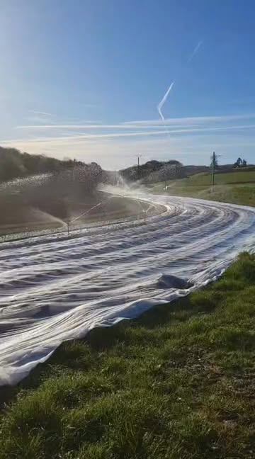 Les premiers arrosages de la saison 💧Pour nos plantations extérieures🥬🥗🫜Retrouvez nous ce samedi de 9h à 18h Au plaisir #fermedumaustitchi