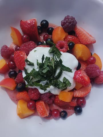 🎨 Une collation gourmande de saison 😍
Une crème onctueuse banane groseilles (simplement mixées) , parsemées de framboises, cassis, groseilles, fraises 🍓 et d'un abricot 🍑 pour la touche orangée.
Un plotch 😎 de yoghourt, un peu de menthe ciselée et y a plus qu'à se régaler 😋