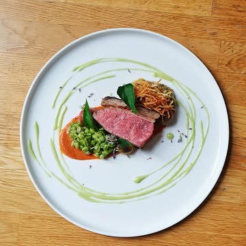 |DISH| & |WINE|
Boeuf de la Ferme de Tabreux, sauce Romesco, risotto d'orge perlé à la doucette, tartare d'aubergine, vinaigrette au laurier
ㅤ
🍷 à l'Ouest - @domainedesamiel 2019
Magnifique rouge profond, ample, gourmand et chaleureux.
Carbernet franc et Merlot. In-ratable au nez!
Fruits noirs, petite amertume et touche végétale; tanins souples, presque velours.
ㅤ
----
EN
Beef from Tabreux Farm, Romesco sauce, pearl barley risotto with lamb's lettuce, eggplant tartare, bay leaf vinaigrette
ㅤ
🍷to the West - @domainedesamiel 2019
A magnificent deep red, full-bodied, rich, and warm.
Cabernet Franc and Merlot. A nose you can't miss!
Black fruit, a touch of bitterness, and a hint of herbaceousness; supple, almost velvety tannins.
ㅤ
#nowaste #naturalwine
#tabledeterroir#gastronomieliege
#gastronomie #merryrestaurant #liege #foodlover #gaultetmillaubelgium