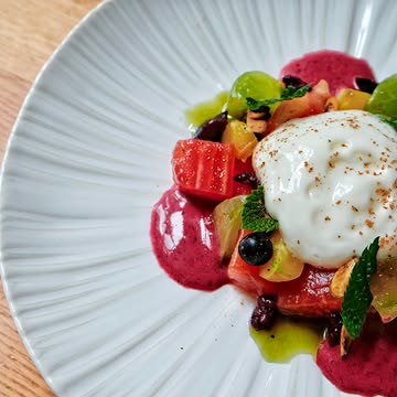 |DISH|
Tomates de Simon, du potager de la Dîme.
Travail autour du cassis : frais, pickles, crème, huile de ses feuilles.
Mousse au chèvre frais, poivre kampot rouge.
ㅤ
On commence le menu en fraîcheur.
ㅤ
---
EN
Tomatoes from Simon's garden at La Dîme.
A focus on blackcurrants: fresh, pickled, creamed, and with oil made from their leaves.
Fresh goat cheese mousse with red Kampot pepper.
ㅤ
We begin the menu with something fresh.
ㅤ
#nowaste
#tabledeterroir
#gastronomie #merryrestaurant #liege #foodlover #gaultetmillaubelgium #gastronomieliege