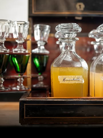 |DRINK|
Close up sur une de nos liqueurs actuelles.
ㅤ
Kumquatcello de 18 mois, infusé à l'Egopode.
L'égopode est une plante doucement herbacée quand elle est récoltée au début de la saison. Elle apporte ici une petite amertume et une petite touche sauvage au goût fruité du kumquat.
ㅤ
Après une autre année en cave, nous avons atteint une belle harmonie ! Nous le servons avec un glaçon, deux gouttes de jus de citron et un trait d'eau pétillante.
ㅤ
---
EN
A closer look at one of our current liqueurs:
ㅤ
Kumquatcello, 18-month-old infused with ground elder.
Ground elder is a gently herbaceous plant, when harvested early in the season.
Here, it lends a touch of bitterness and a hint of wildness to the fruity taste of the kumquat.
ㅤ
After another year in our cellars, we've achieved a beautiful harmony! We serve it with an ice cube, two drops of lemon juice, and a splash of sparkling water.
ㅤ

@equinoxlightphoto
#picking #pickingwildflowers #ceuillette #plantessauvages
#homemadedrinks