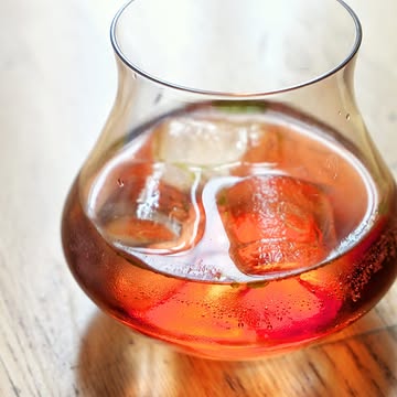 |DRINK|
Close up sur une de nos boissons NA.
Maison, bien sûr! Vous nous connaissez...
ㅤ
Cerises noires fumées et rôties, sirop d'estragon, 2 gouttes de notre Bitter gentiane/géranium.
ㅤ
----
EN
Close up on one of our NA drinks.
Homemade, of course! You know us...
ㅤ
Smoked and roasted black cherries, tarragon syrup, 2 drops of our gentian/geranium bitter.
ㅤ

ㅤ
#picking #pickingwildflowers #ceuillette #plantessauvages
#nowaste #homemadedrinks #nonalcool #nonalcoolic #nonalcoolicpairing
#merryrestaurant