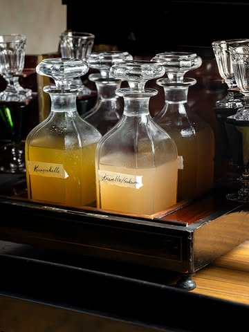 |DRINK|
Close up sur une de nos liqueur maison du moment.
ㅤ
Amaretto réalisé avec les amandes contenues dans les noyaux d'abricots et infusé aux fleurs de cerisier.
Beaucoup plus sec qu'un amaretto classique, il reste tout de même gourmand et très parfumé.
Le prochain est en production pour l'année prochaine avec les amandes des noyaux de cerises !
ㅤ
-----
EN
A close-up of one of our current homemade liqueurs:
ㅤ
an amaretto made with the kernels from apricot pits and infused with cherry blossoms.
ㅤ
Much drier than a classic amaretto, it's still delicious and very fragrant.
The next one, using cherry kernels, is in production for next year!
ㅤ
@equinoxlightphoto
#picking #pickingwildflowers #ceuillette #plantessauvages #homemadedrinks