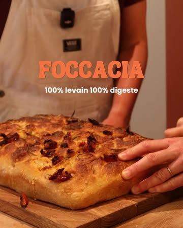 Alice a fait le tour du monde pour apprendre à faire du pain au levain.

Aujourd'hui elle m'apprend sa focaccia 100% levain. 🫓

Zéro levure industrielle là-dedans.

Juste de la farine, de l'eau, du sel, de l'huile d'olive, et un levain qu'elle nourrit tous les jours depuis des années.

Voici sa recette pour une plaque de 30x30 :

1/ La veille, nourris ton levain : 45g de levain + 100g de farine de blé blanche + 80g d'eau
2/ Autolyse : mélange 700g de farine et 520g d'eau, puis laisse reposer. Tu ne fais rien, le gluten se forme tout seul.
3/ Ajoute 180g de levain semi-liquide et 14g de sel, et pétris.
4/ Incorpore 10g d'huile d'olive en fin de pétrissage.
5/ Laisse pousser (le temps varie selon la température) une fois à température ambiante puis au frigo pendant 12 à 18h, étale sur ta plaque et fais les trous avec le bout des doigts.
6/ Enfourne pour environ 25 minutes à 240° !

Et si tu n'as pas de levain, Alice en donne une souche à son atelier à Bruxelles. Tu peux la contacter par email. 😌

#focaccia #recetteartisanale #fermentation #levain #mieuxmanger
