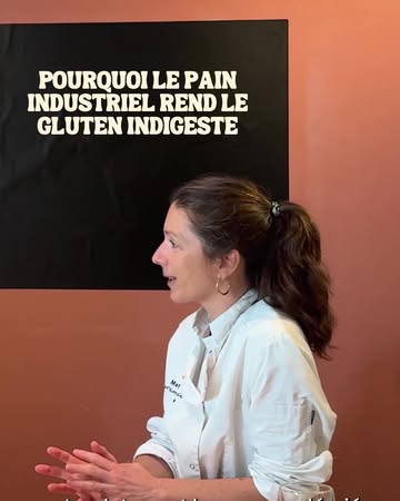 "Le gluten c'est mauvais."

Le gluten, à la base, c'est juste une protéine qui donne sa structure au pain.

Rien de dramatique.

Le problème, c'est ce qu'on en a fait.

Au 20e siècle, l'industrie a transformé le blé pour avoir toujours plus de gluten, et des molécules de gluten toujours plus grosses.

Résultat : notre corps galère à les digérer.

Mais il y a un détail que presque personne ne connaît : la fermentation au levain prédigère le gluten.

Peu importe la farine, si le pain est fermenté 100% au levain, ton corps n'a plus ce problème (sauf allergie bien évidemment).

Ce n'est pas le gluten le souci, c'est la manière dont on fait notre pain depuis 100 ans.

🎙️ L'interview complète est dispo sur Manger Sans (filtre), le podcast qui ouvre les coulisses des acteurs du mieux manger.

🔗 Lien dans la bio pour écouter l'épisode entier sur Spotify et Apple Podcasts.

#mangersansfiltre #gluten #fermentation #podcastfood #mieuxmanger